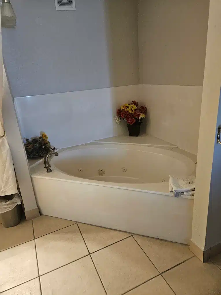 Quality Inn & Suites Lake Havasu City has Jacuzzi suites