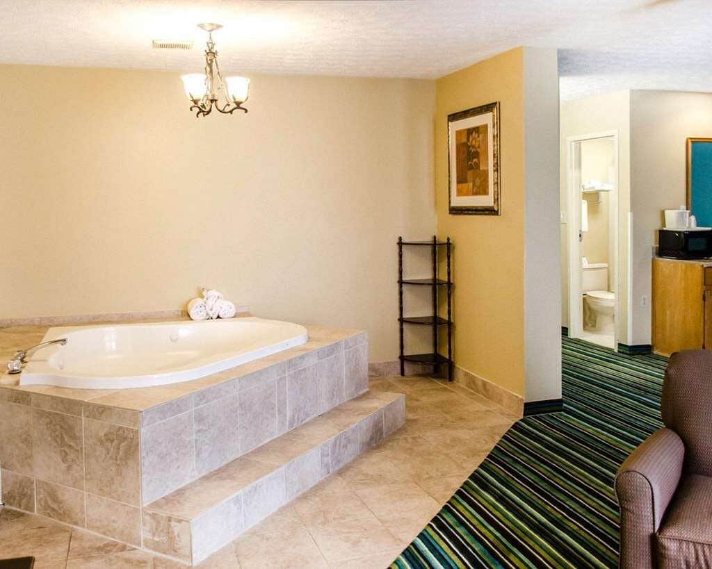 Quality Inn & Suites Medina - Akron West has Jacuzzi suites
