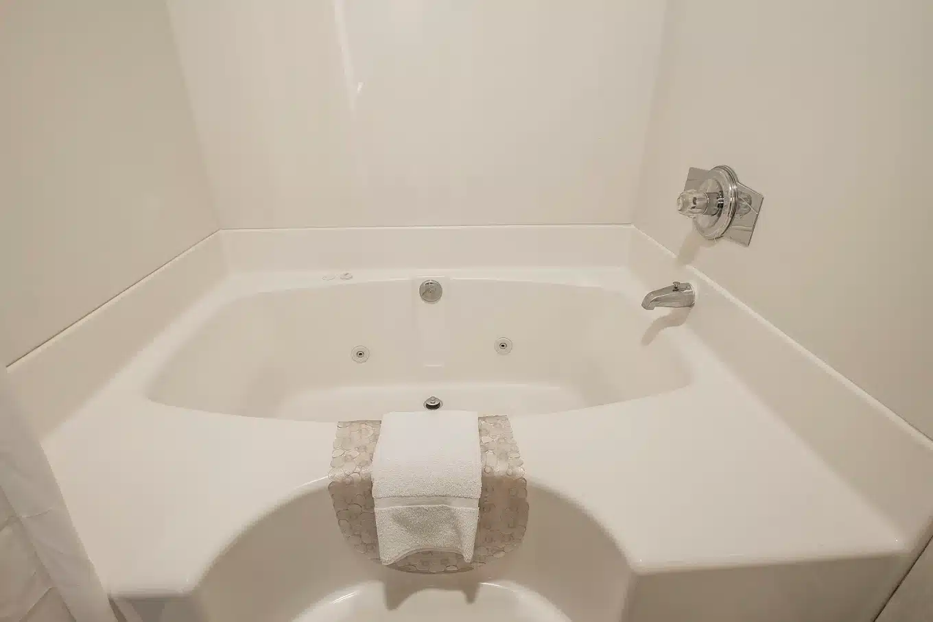 Quality Inn & Suites Mt. Chalet has Jacuzzi suites