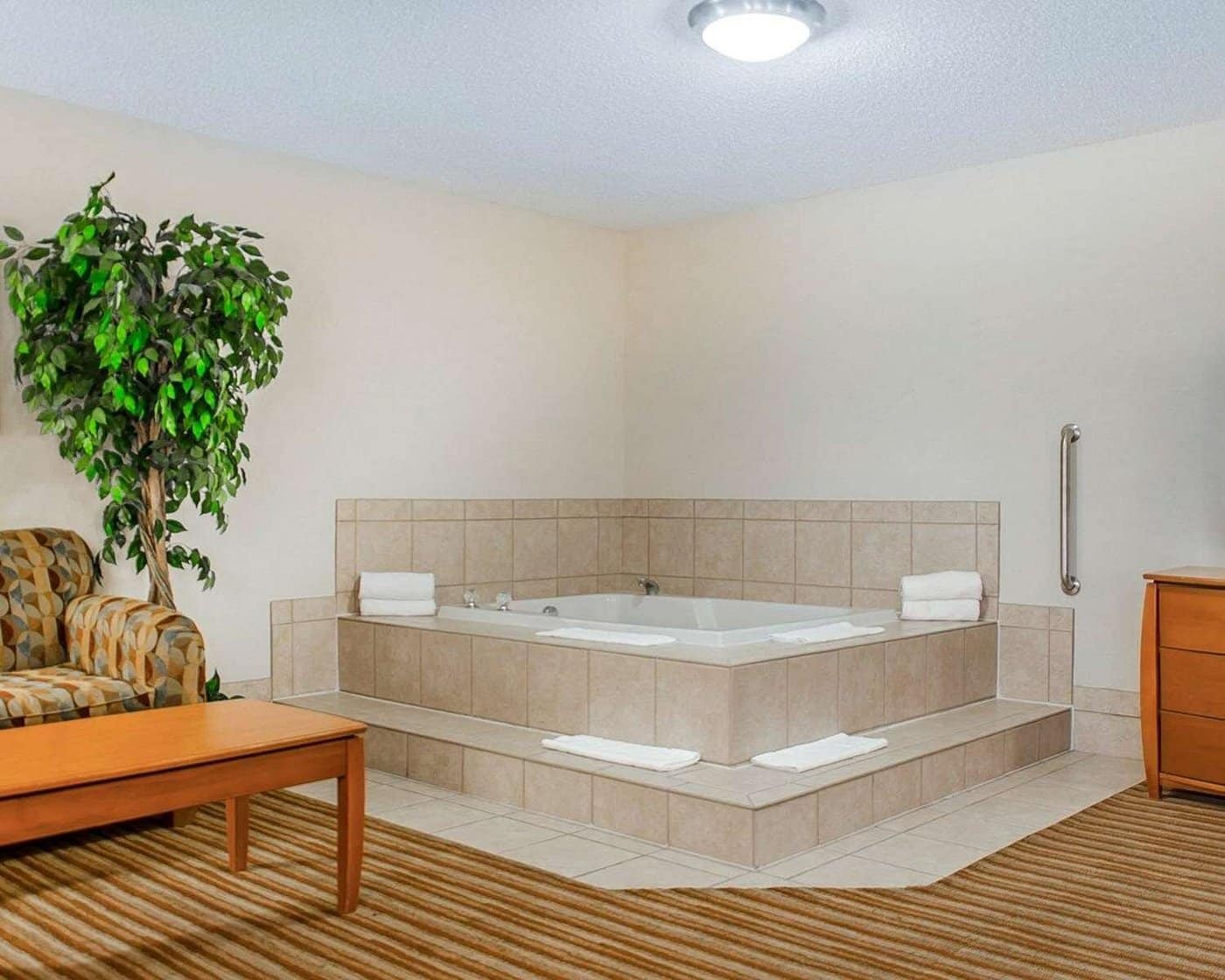 Quality Inn & Suites Twin Falls has Jacuzzi suites