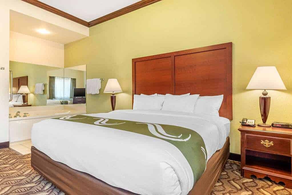 Quality Inn & Suites Zanesville has Jacuzzi suites