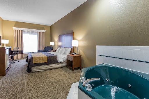 Quality Inn Tifton has Jacuzzi suites
