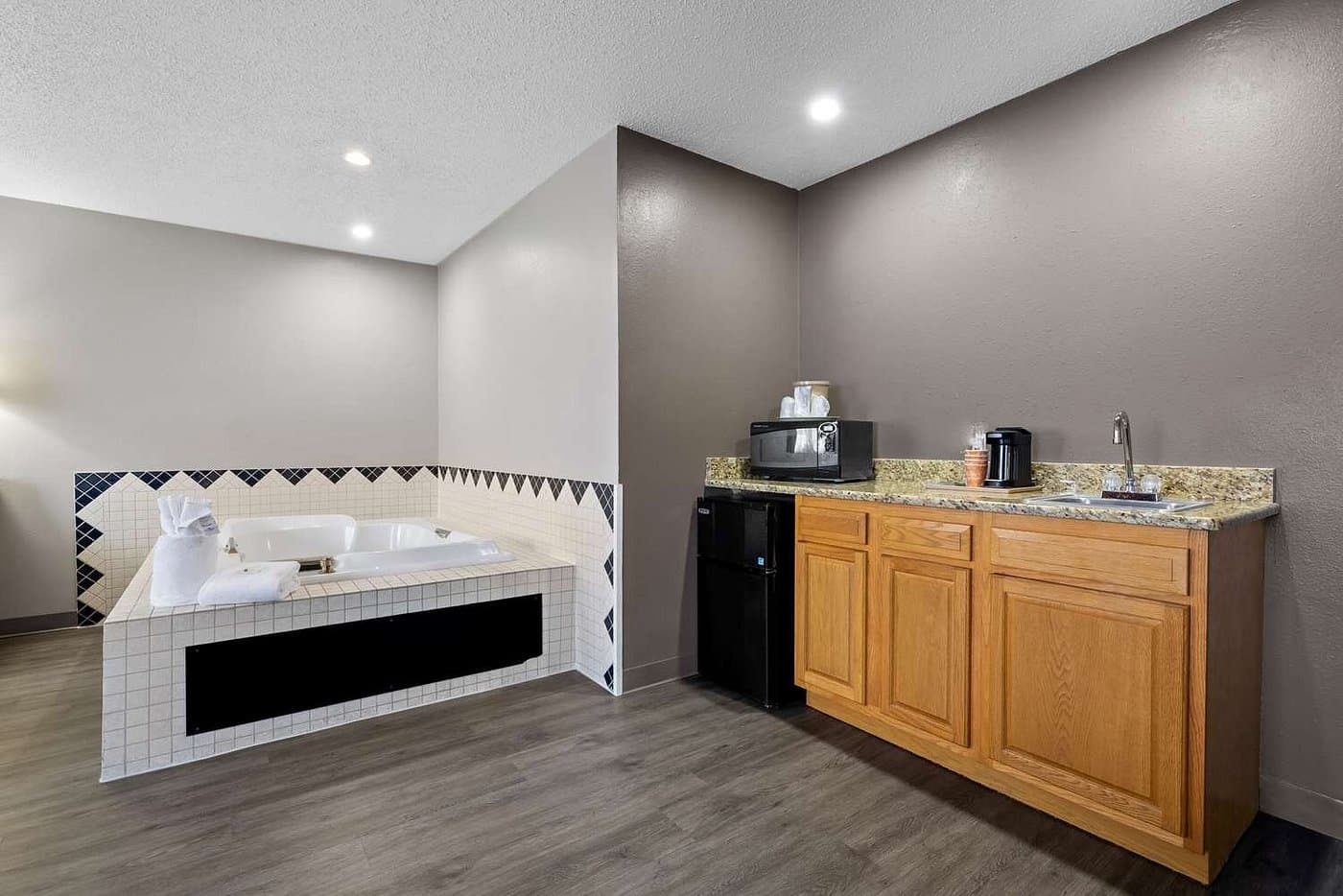 Quality Inn near Monument Health Rapid City Hospital has Jacuzzi suites