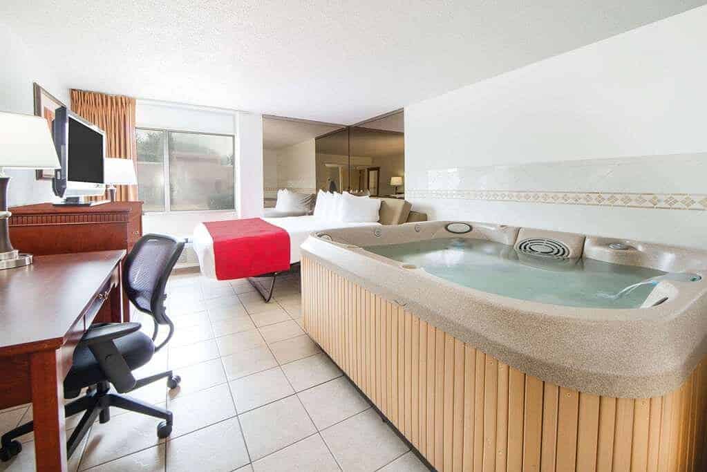 Ramada by Wyndham Enid has Jacuzzi suites