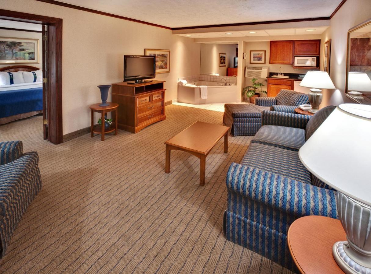Ramada by Wyndham Midtown Grand Island has Jacuzzi suites