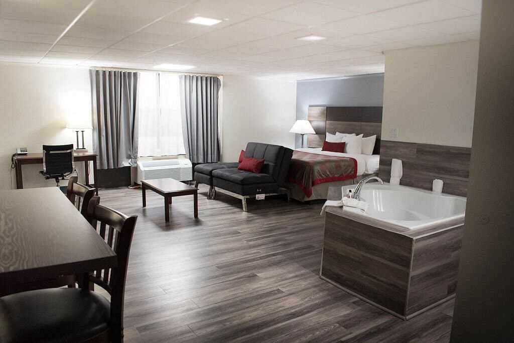 Ramada by Wyndham North Platte & Sandhills Convention Ctr has Jacuzzi suites