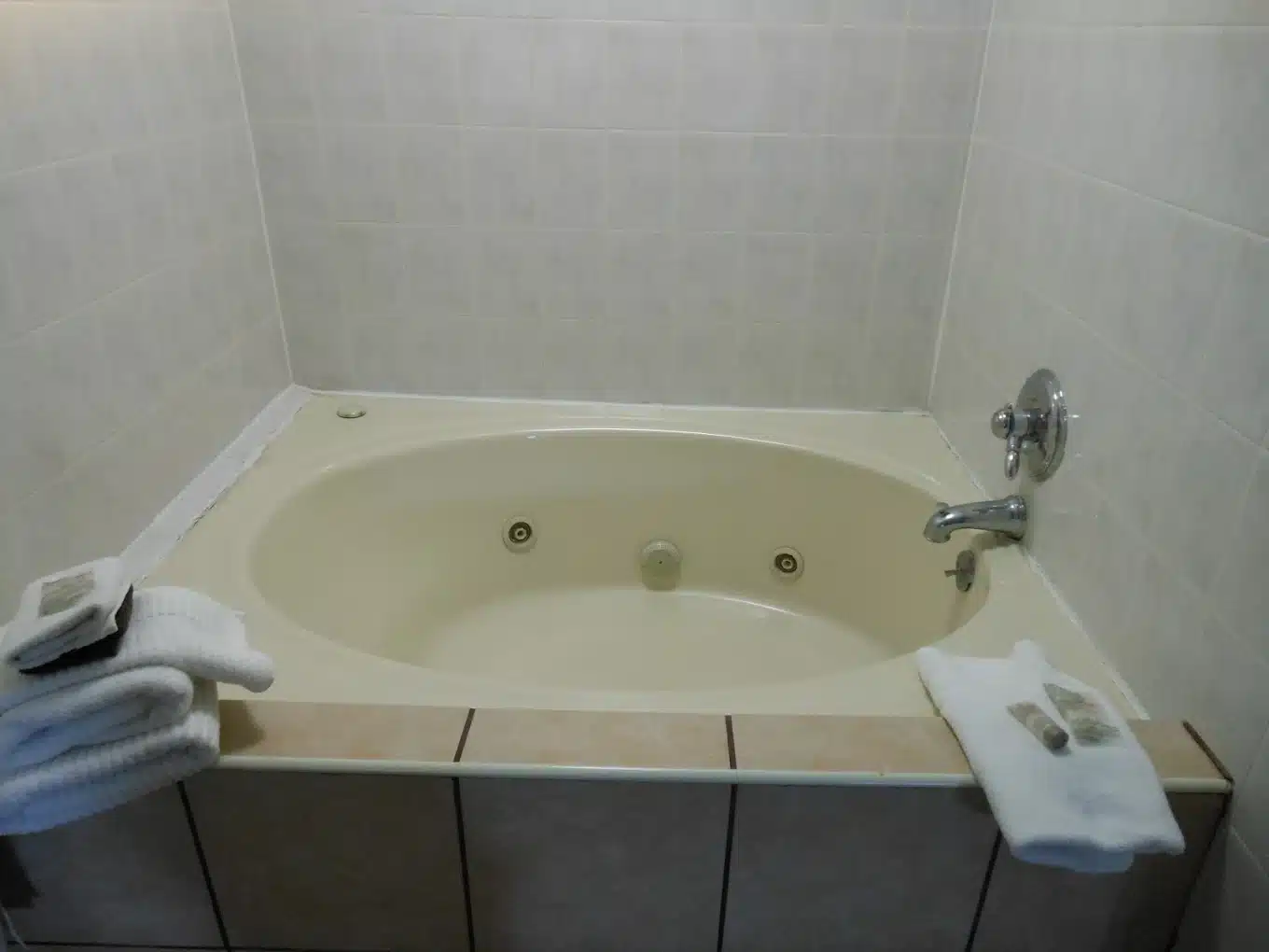 Red Roof Inn Griffin has Jacuzzi suites