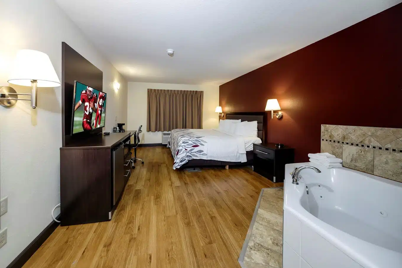 Red Roof Inn Osage Beach - Lake of the Ozarks has Jacuzzi suites