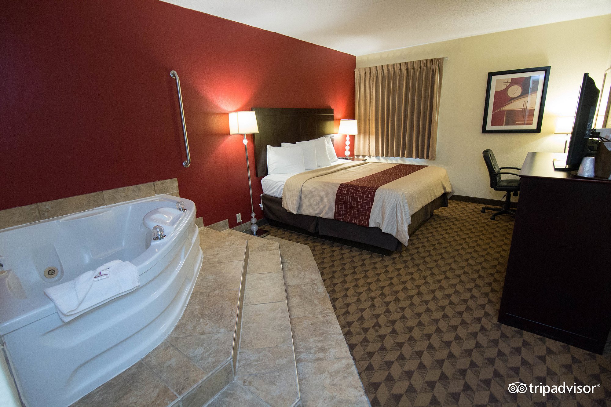 Red Roof Inn & Suites Cincinnati North-Mason has Jacuzzi suites
