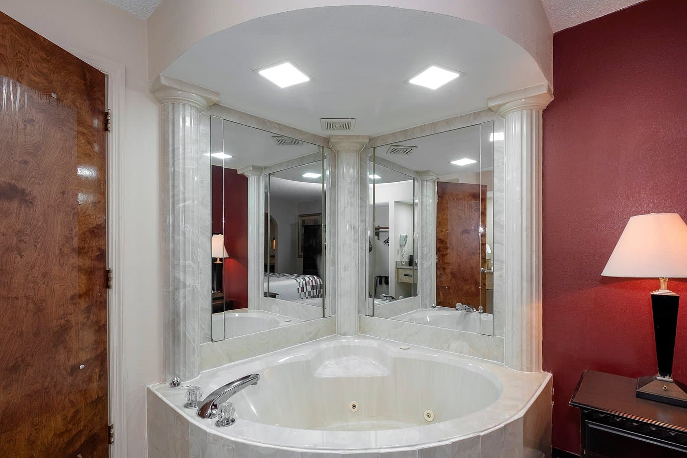 Red Roof Inn & Suites Oxford has Jacuzzi suites