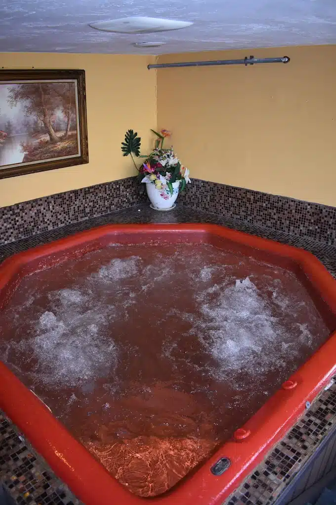 Regal Inn of Hampton Beach has Jacuzzi suites
