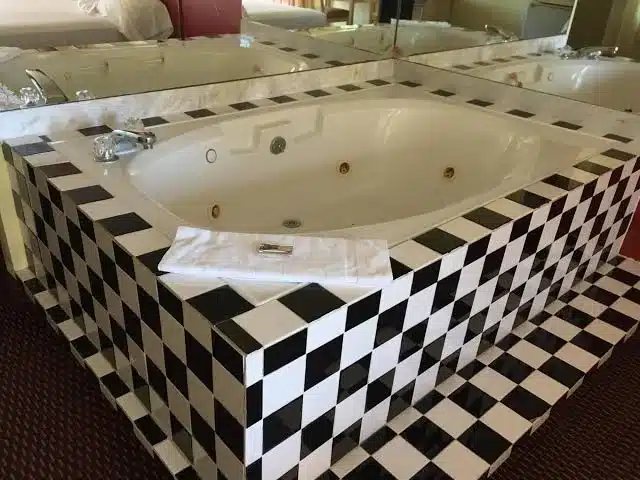 Relax Inn Albany has Jacuzzi suites