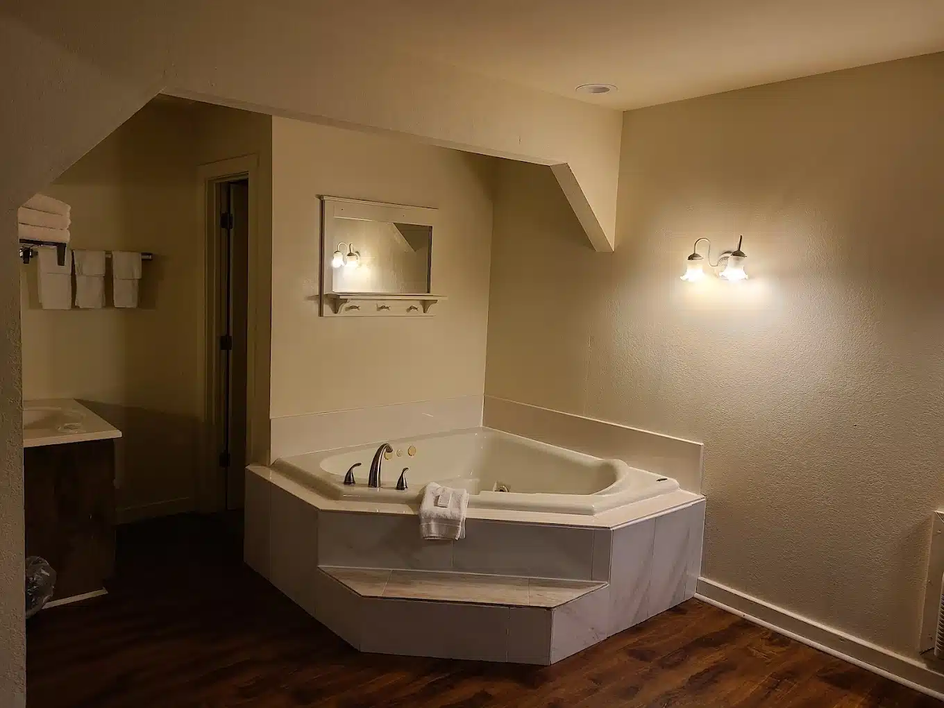 Riverbend Motel & Cabins has Jacuzzi suites