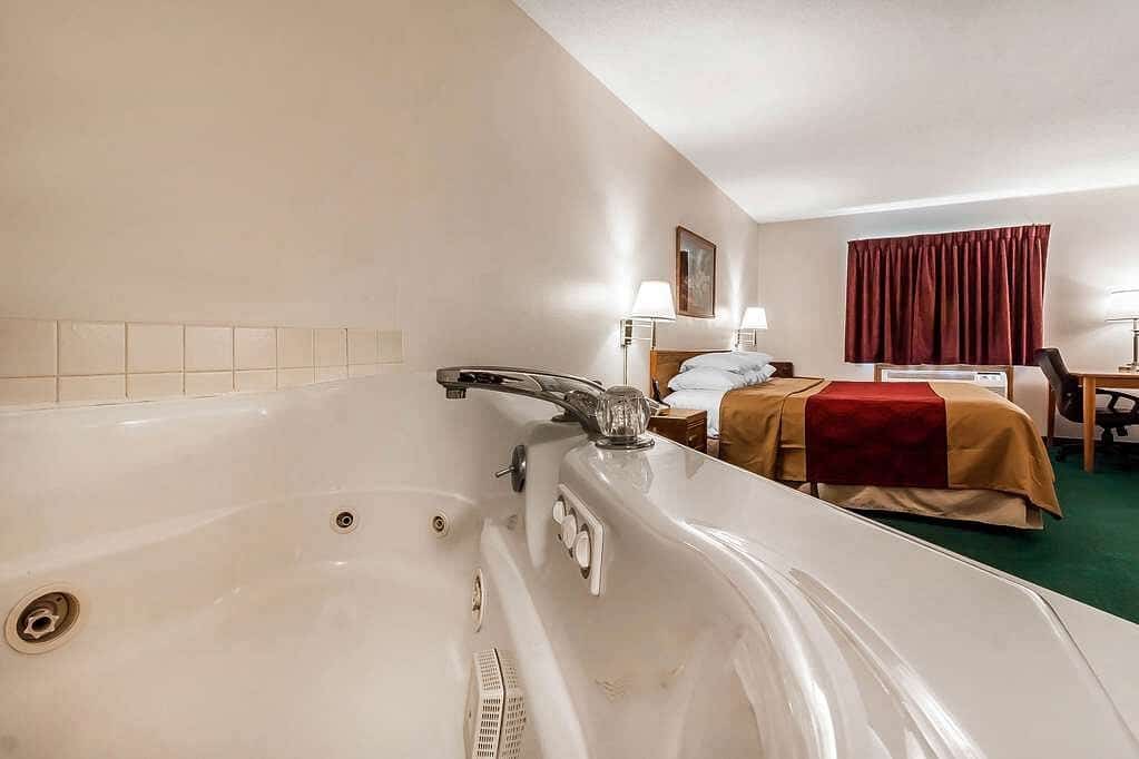Rodeway Inn Holdrege has Jacuzzi suites