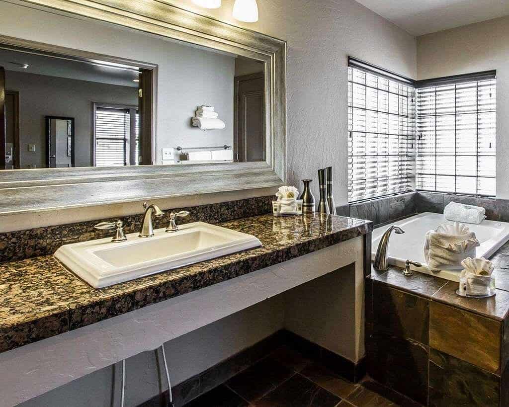 Rodeway Inn & Suites Williams Downtowner-Rte 66 has Jacuzzi suites