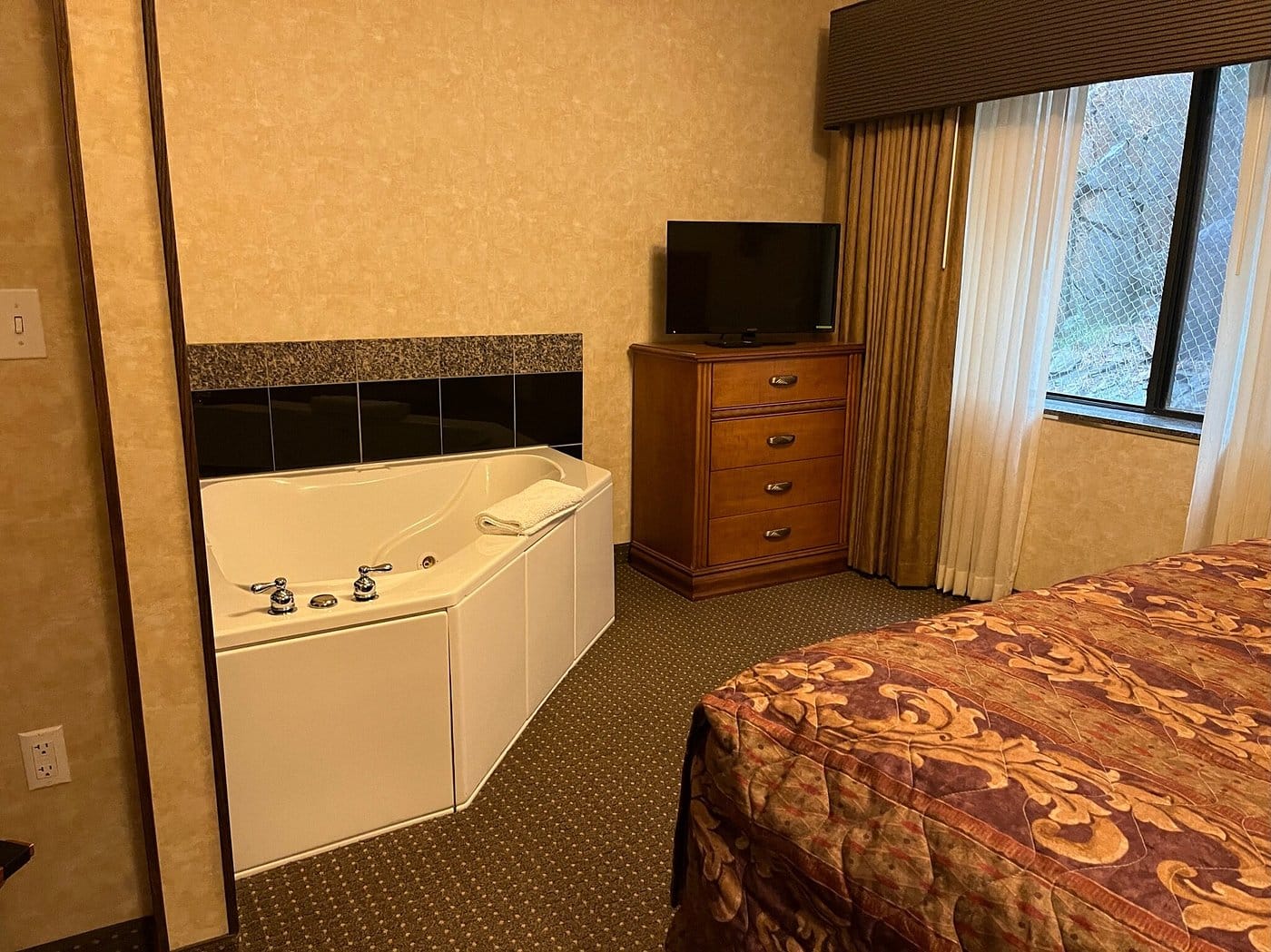 Rushmore Express Inn & Family Suites has Jacuzzi suites