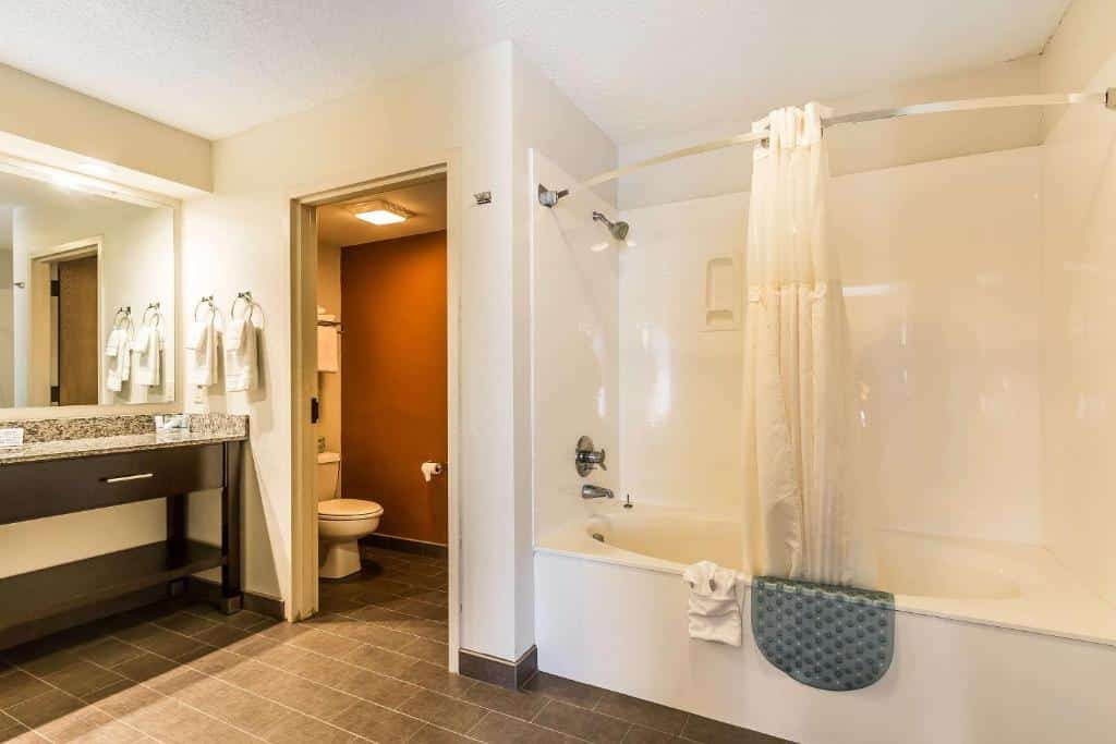Sleep Inn Springfield South I60 near Medical District has suites with private hot tub