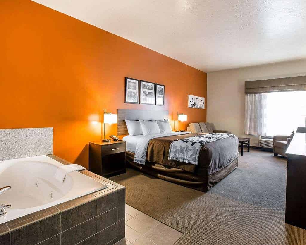 Sleep Inn & Suites Page at Lake Powell has Jacuzzi suites