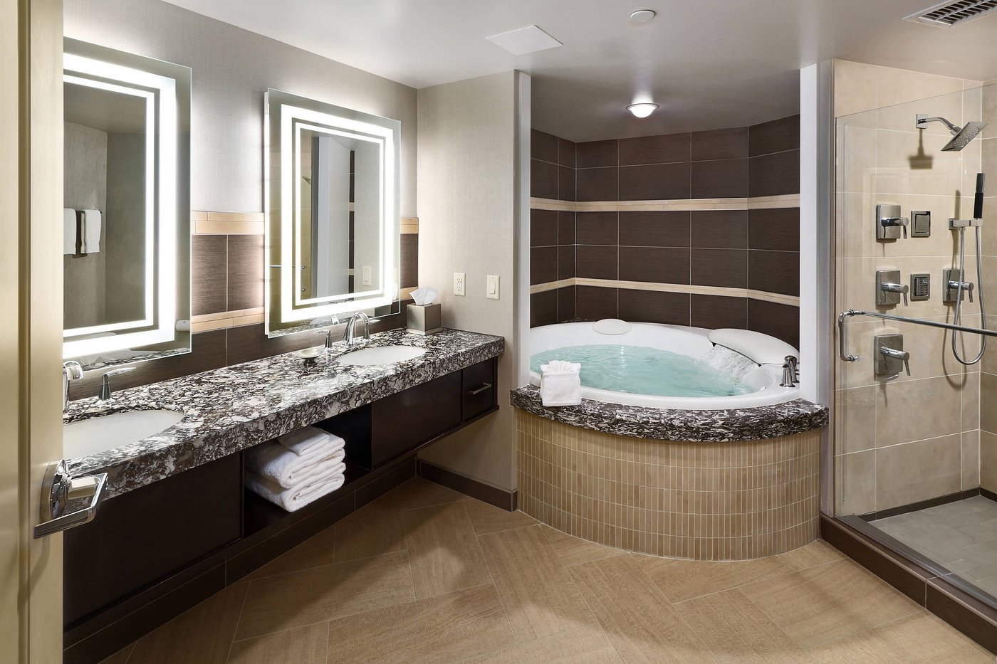 South Sioux City Marriott Riverfront has Jacuzzi suites