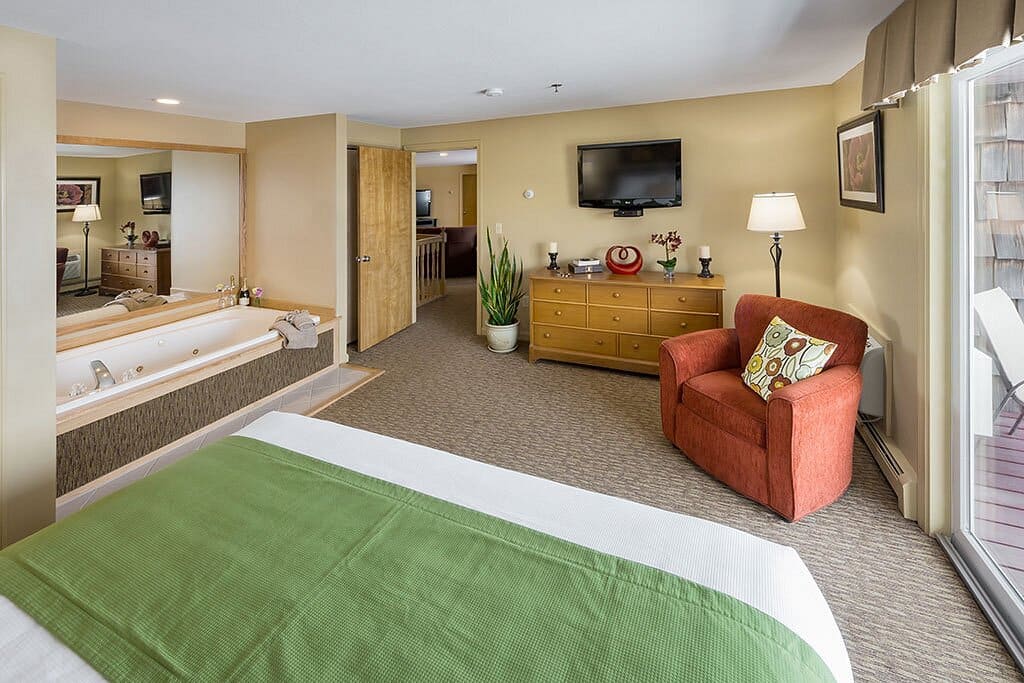 Steele Hill Resorts has Jacuzzi suites