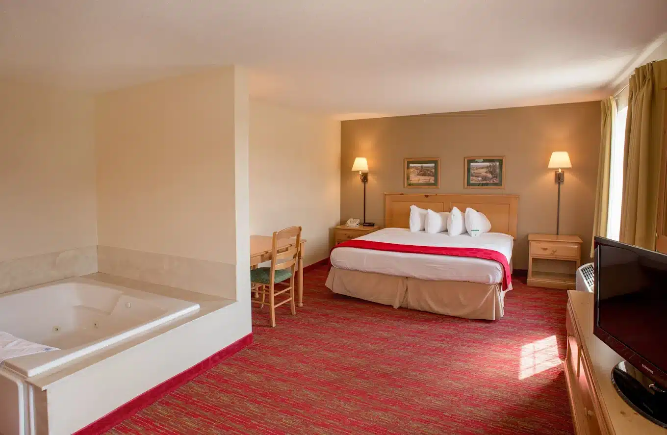 Summerset Hotel and Suites Rapid City West has Jacuzzi suites