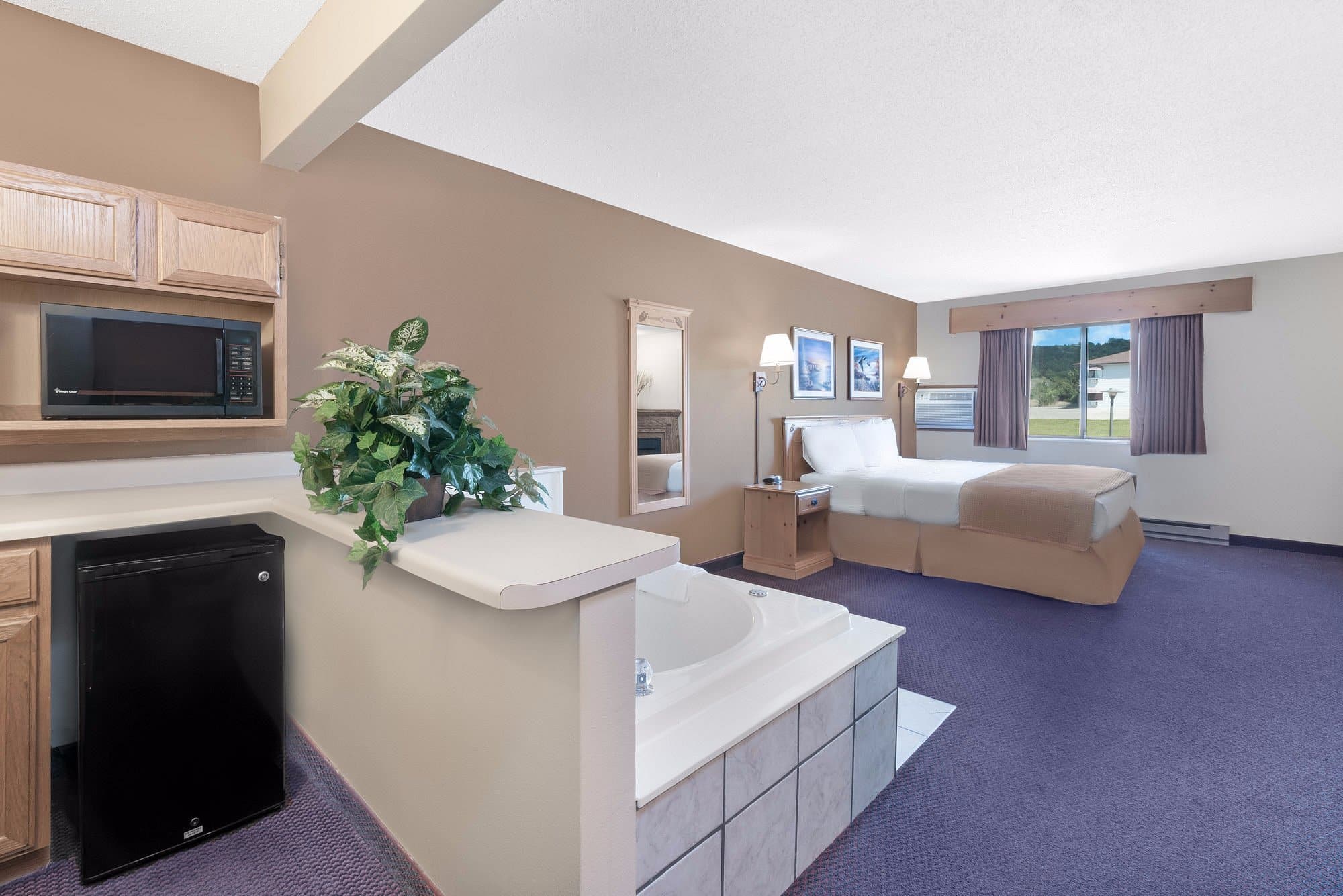 Super 8 By Wyndham Chamberlain Sd has Jacuzzi suites