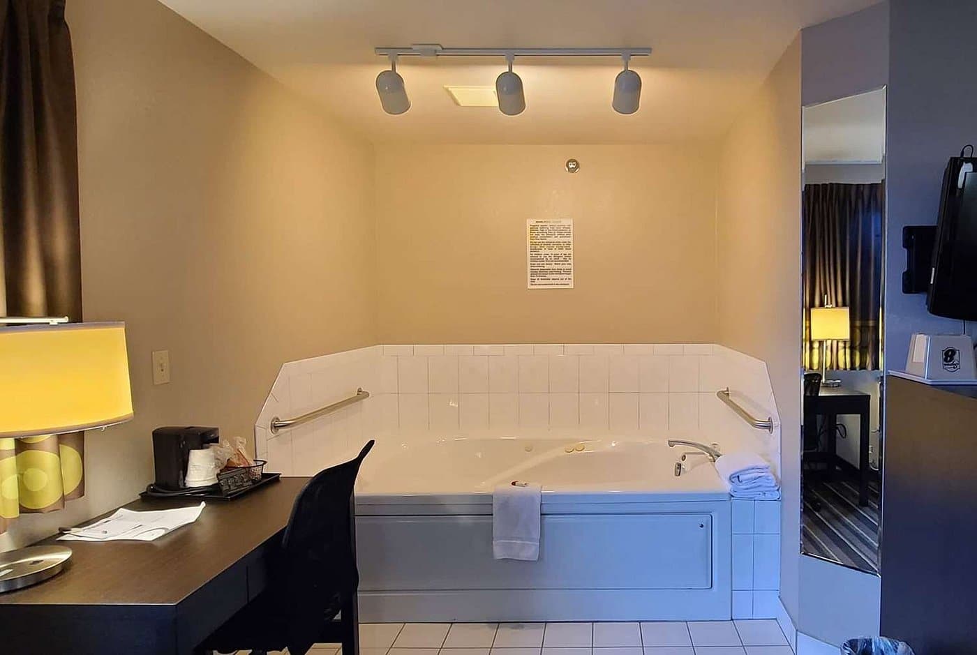 Super 8 by Wyndham Brookings has Jacuzzi suites