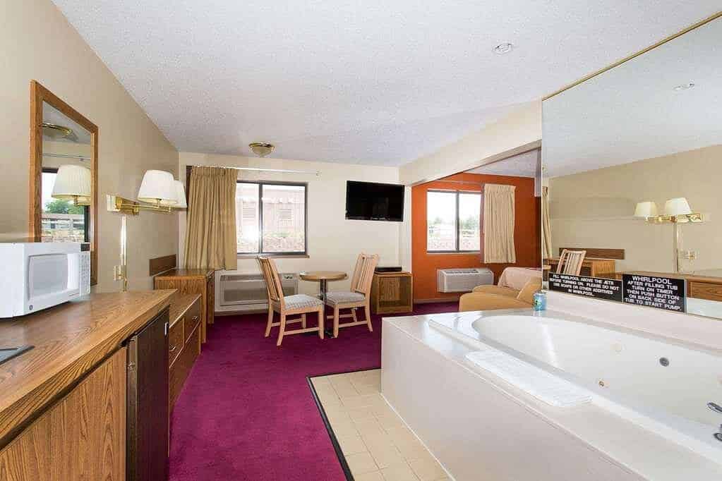 Super 8 by Wyndham Chadron NE has Jacuzzi suites