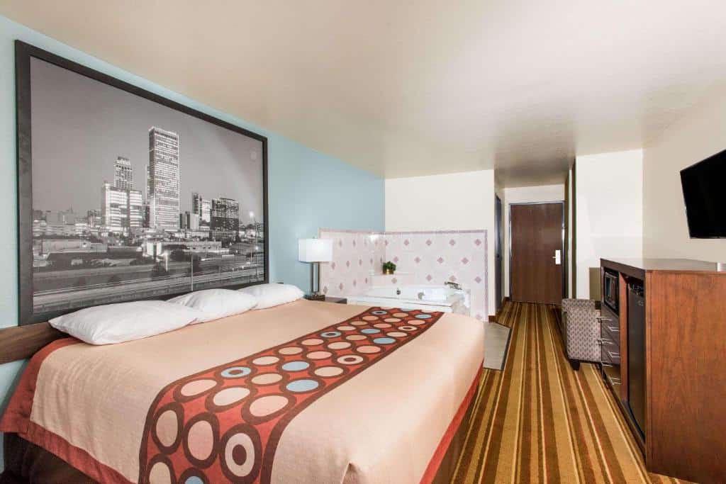 Super 8 by Wyndham Claremore OK has Jacuzzi suites