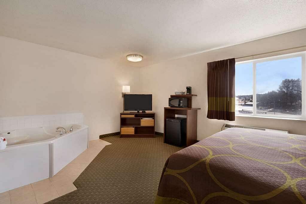 Super 8 by Wyndham Custer/Crazy Horse Area has Jacuzzi suites