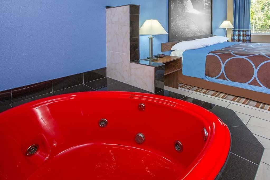 Super 8 by Wyndham Dothan has Jacuzzi suites