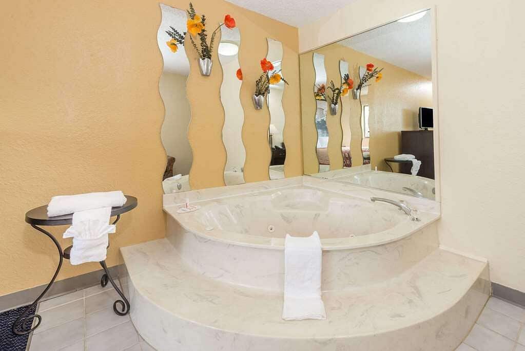 Super 8 by Wyndham Franklin/Middletown Area has Jacuzzi suites