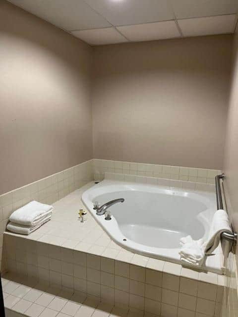 Super 8 by Wyndham Hastings has Jacuzzi suites