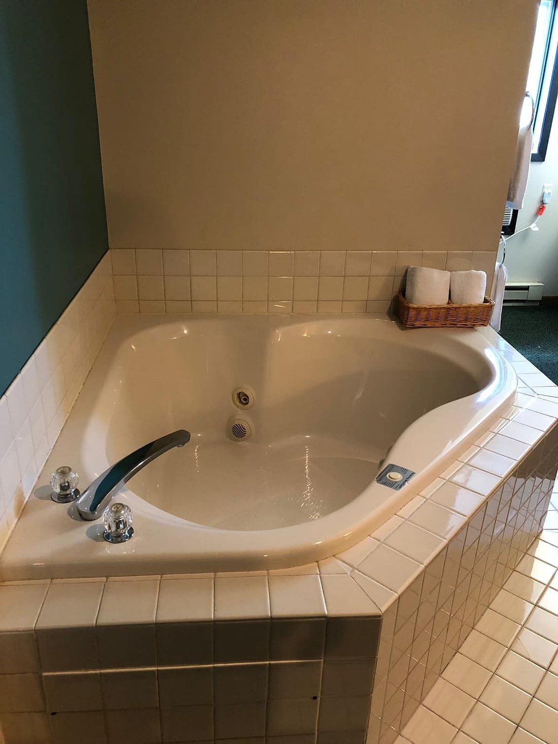 Super 8 by Wyndham Huron has Jacuzzi suites