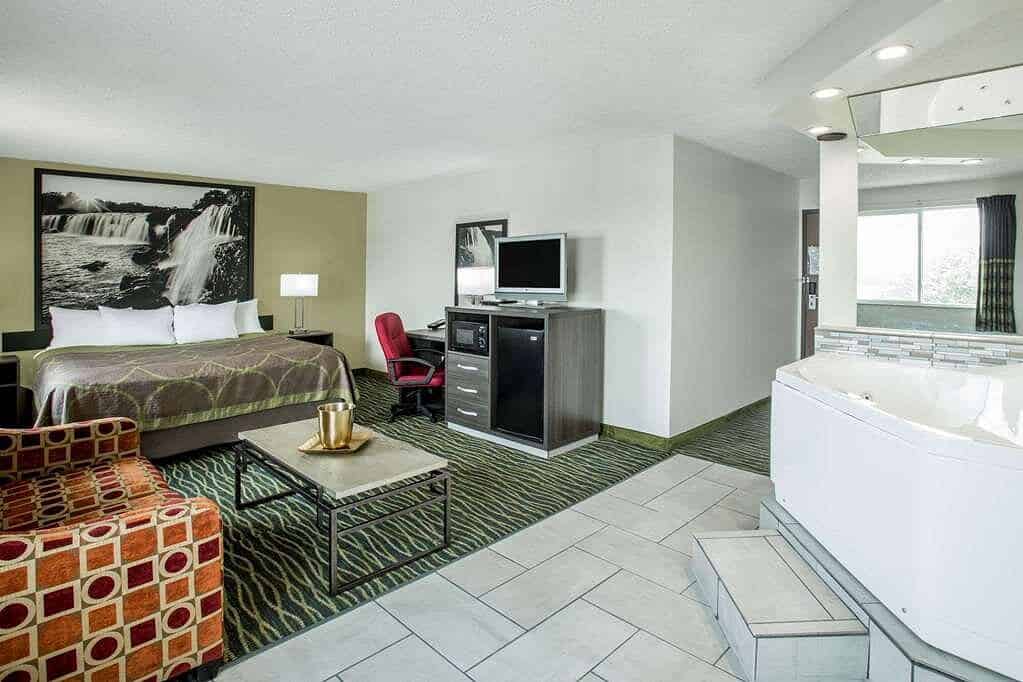 Super 8 by Wyndham Independence Kansas City has Jacuzzi suites