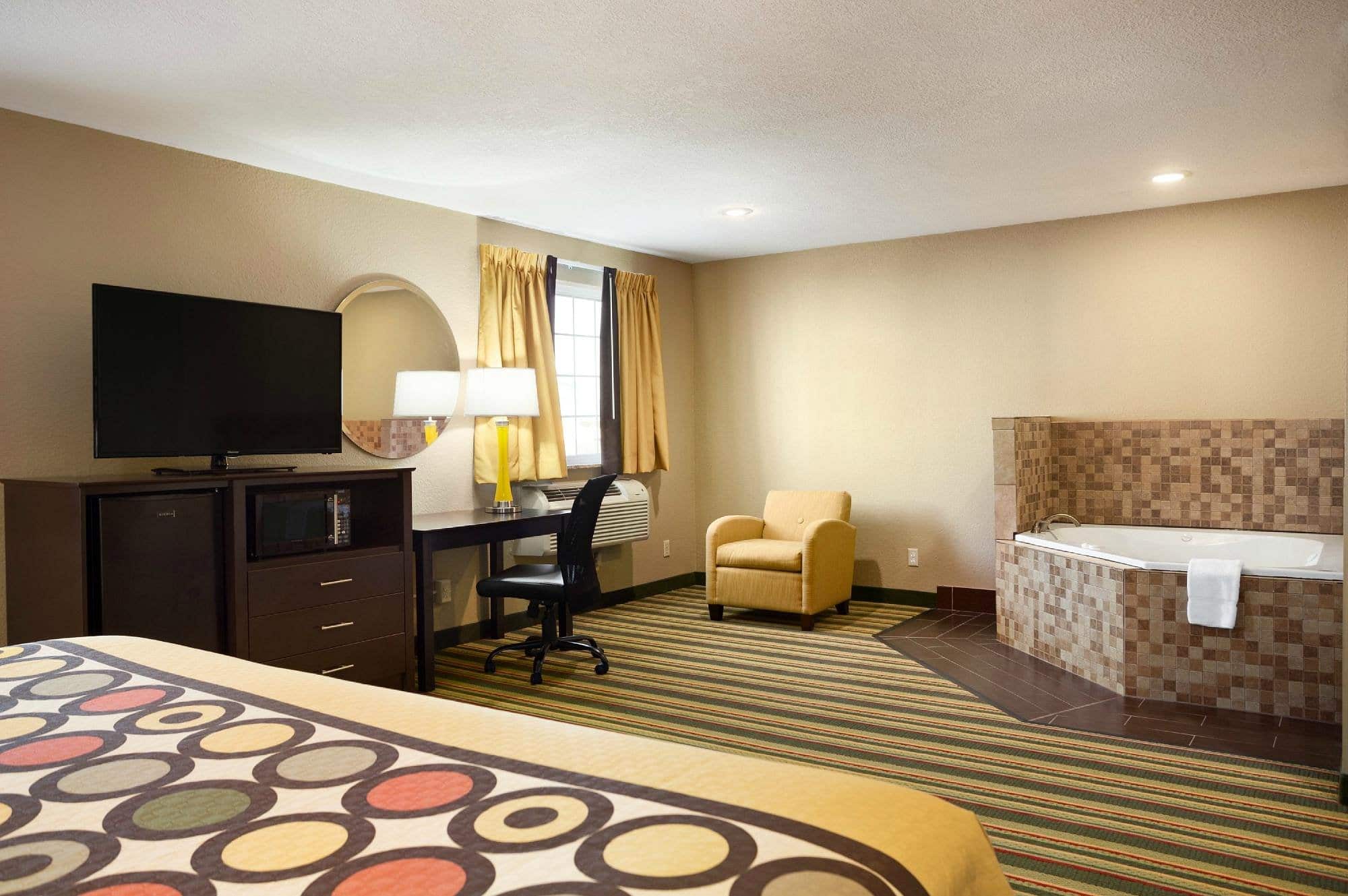 Super 8 by Wyndham Joplin has Jacuzzi suites