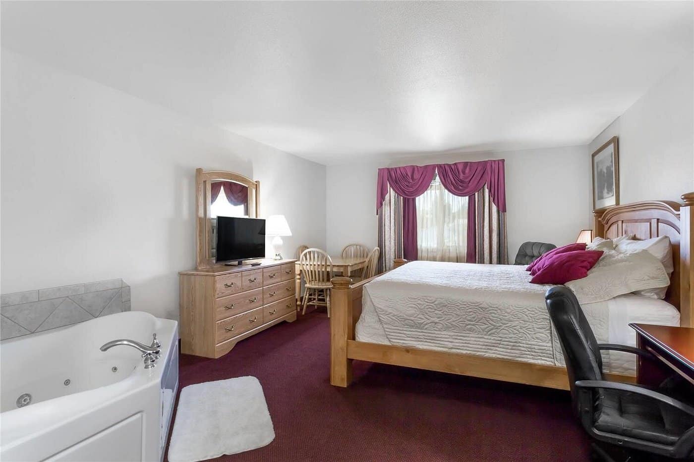 Super 8 by Wyndham Rexburg has Jacuzzi suites