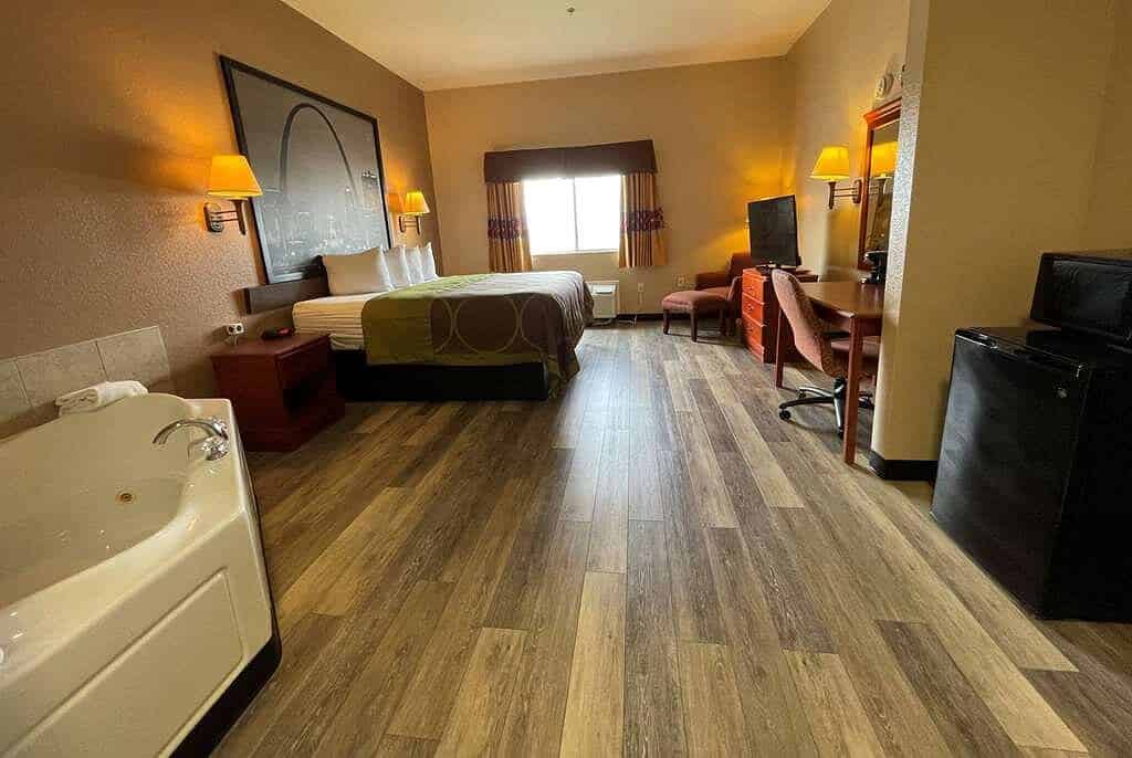 Super 8 by Wyndham Rolla has Jacuzzi suites