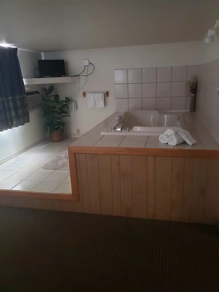 Super 8 by Wyndham Spearfish has Jacuzzi suites