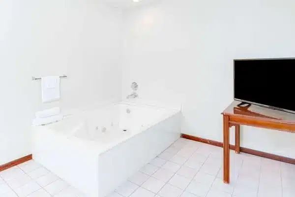 Super 8 by Wyndham Springfield/Battlefield has Jacuzzi suites