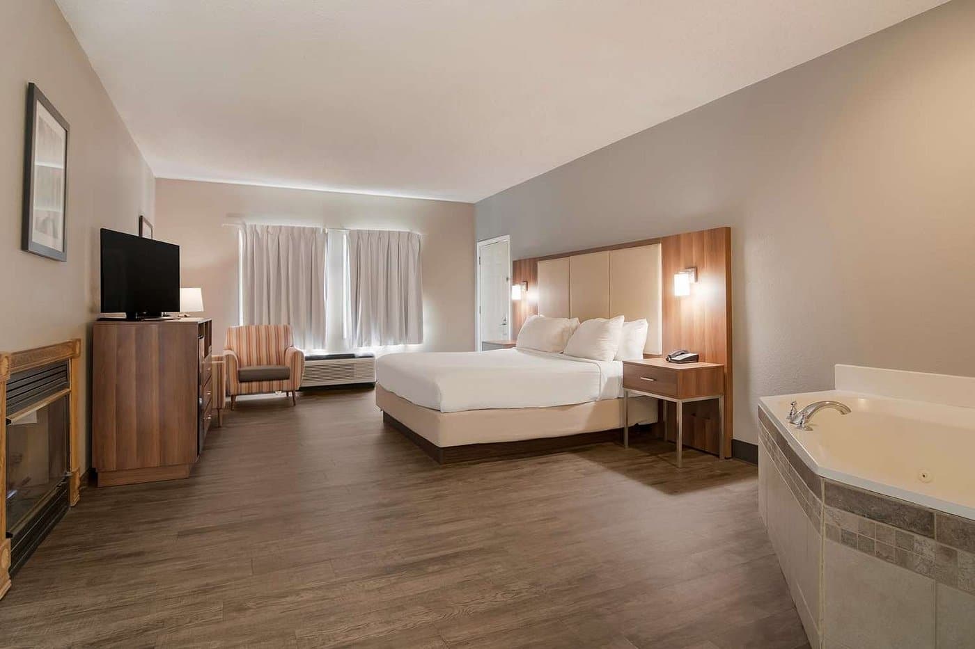 SureStay By Best Western Helen Downtown has Jacuzzi suites