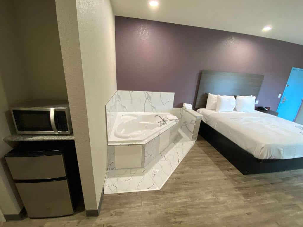 SureStay Plus By Best Western Ada has Jacuzzi suites
