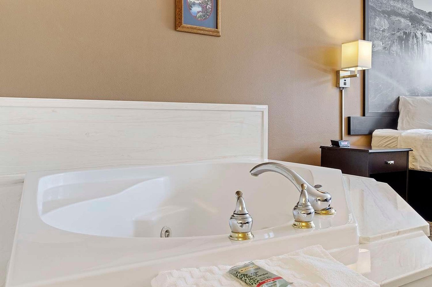 Surestay By Best Western Twin Falls has Jacuzzi suites