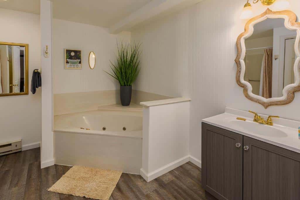 Sweetgrass Inn Bed & Breakfast has Jacuzzi suites