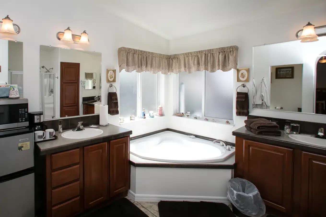 The Bear's Den B&B has Jacuzzi suites