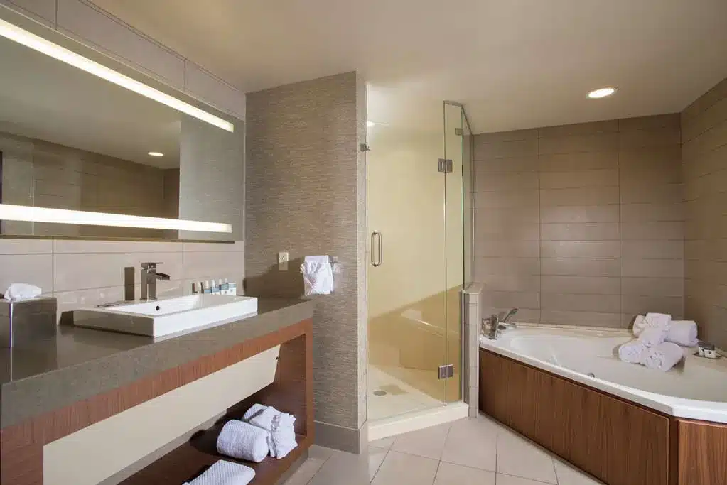 The Broadway Columbia - A Doubletree By Hilton Hotel has Jacuzzi suites