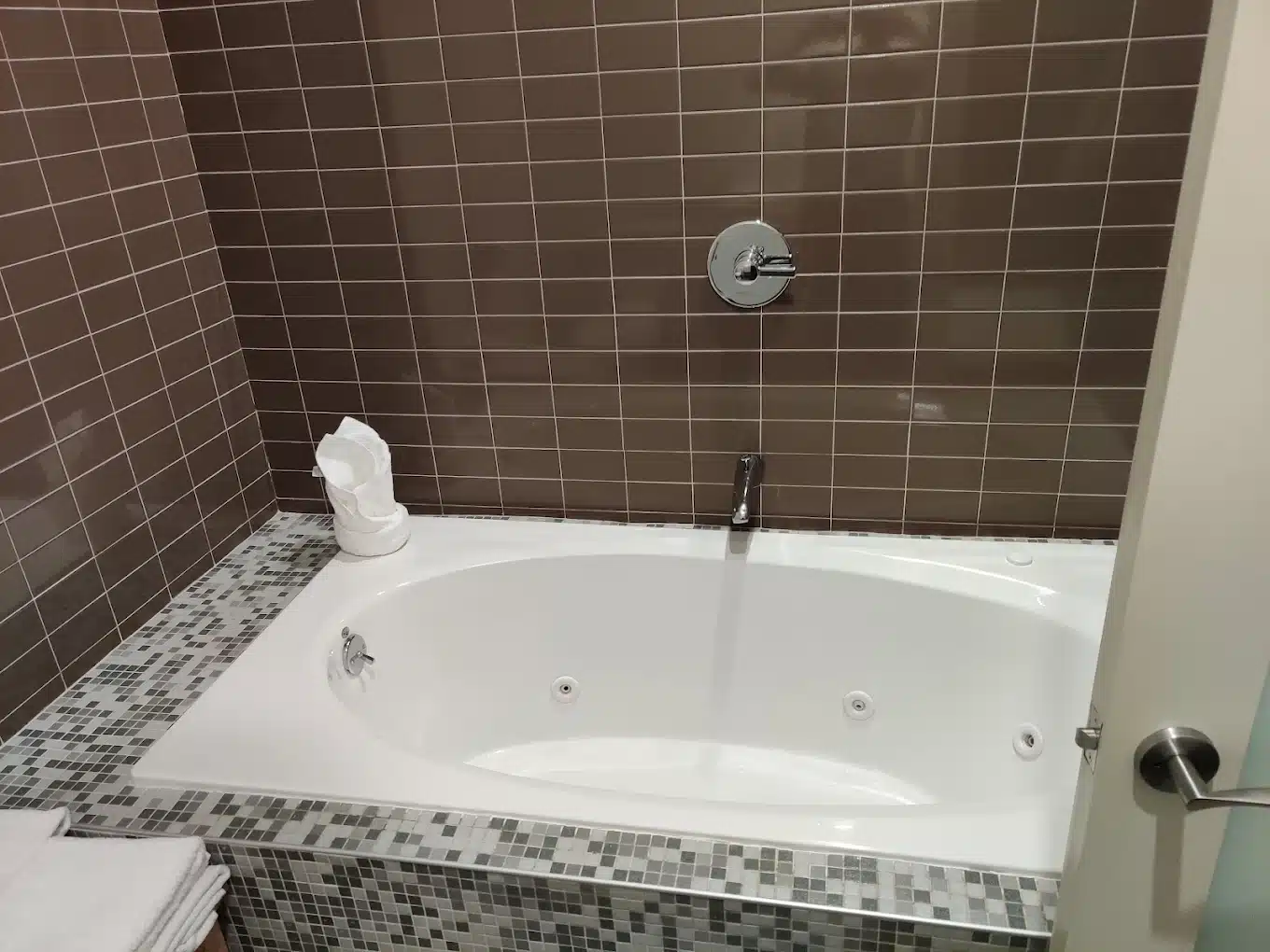 The Chandler at White Mountains has Jacuzzi suites