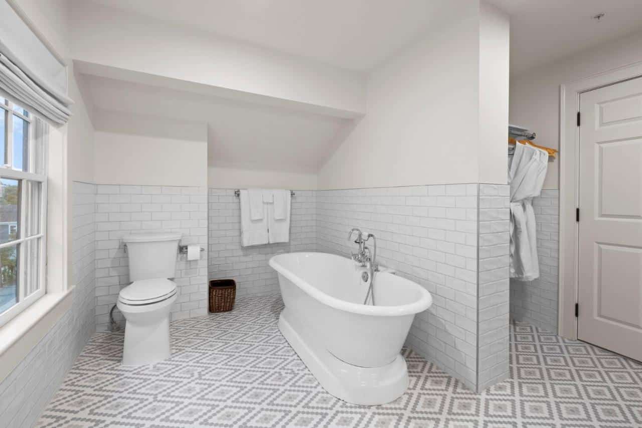 The Davenport Inn has Jacuzzi suites