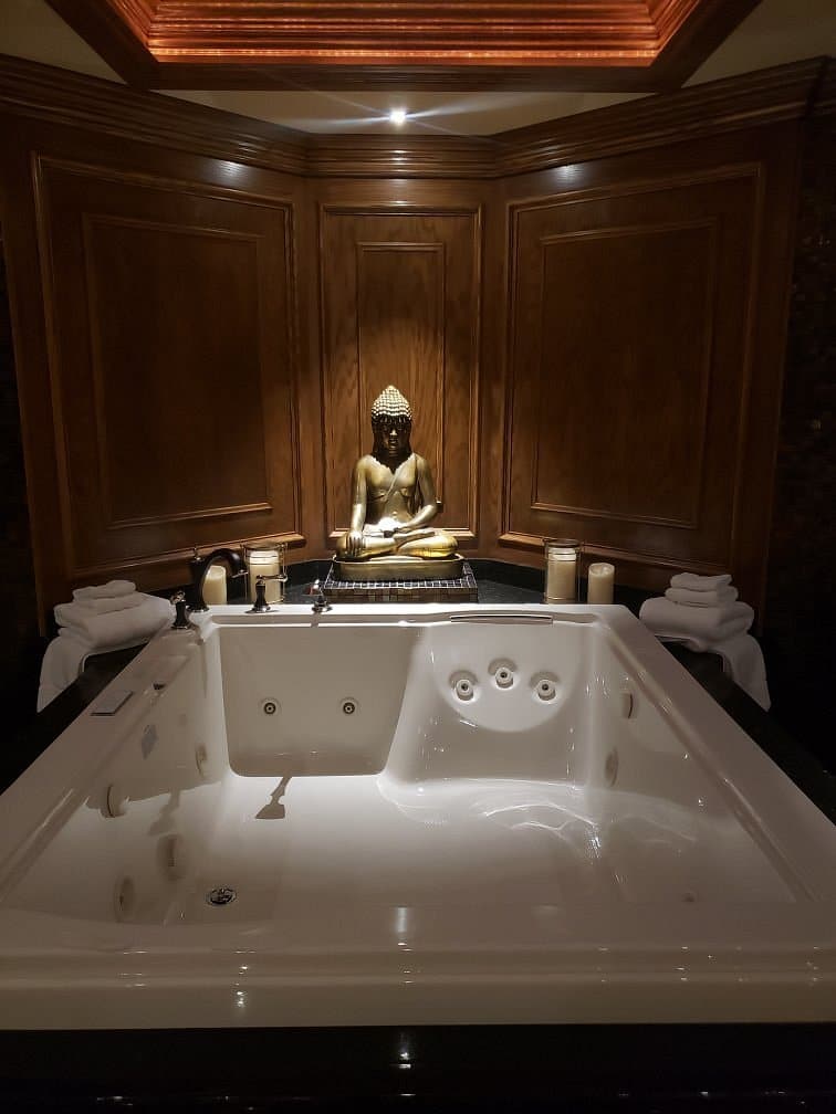 The Grand Resort Warren has Jacuzzi suites