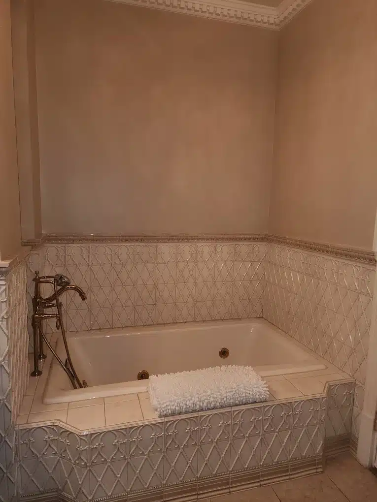 The Hotel Magnolia has Jacuzzi suites